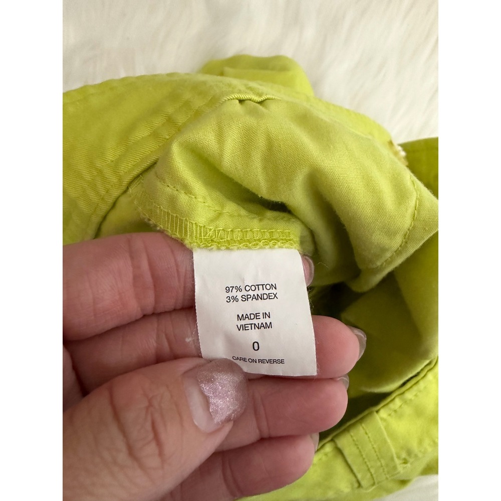 New York & Co - Mid Rise Neon Green Chino Style Shorts Women's Size 0 - Picture 6 of 9